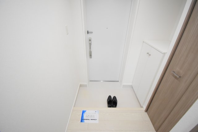 玄関　同物件別部屋参考写真です。
