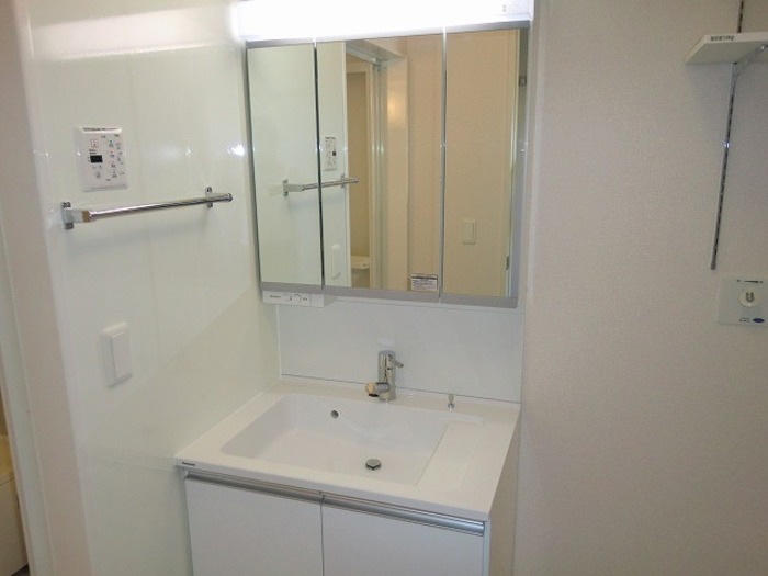 洗面設備　三面鏡付洗面化粧台