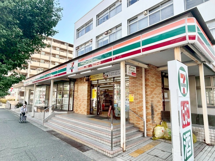 コンビニ　セブンイレブン（コンビニ）まで114m