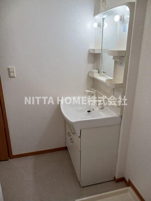 洗面設備　シャワー付きの洗面台朝の準備も楽々です♪