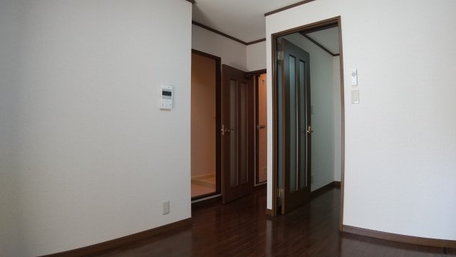 居室・リビング　床色が落ち着いた色合いで綺麗です♪