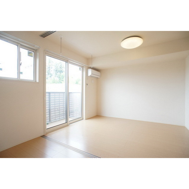 居室・リビング　明るい日差しの室内