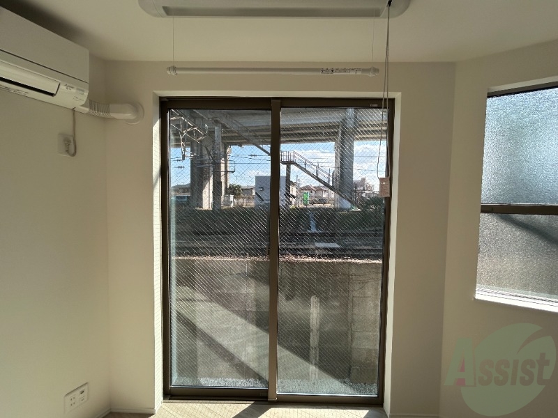 バルコニー　バルコニーは無いですが、窓が大きく光が良く差し込みます。