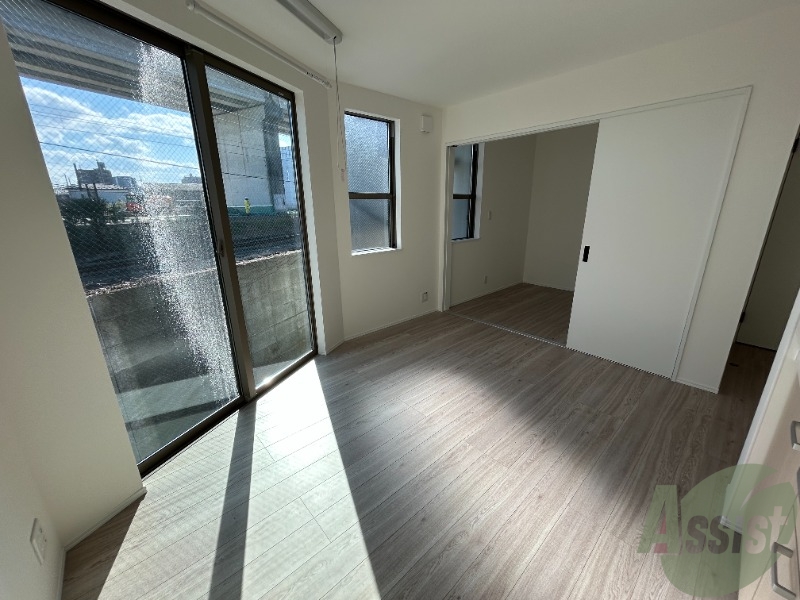 居室・リビング　８．２帖のリビングは広々として、開放感があります。