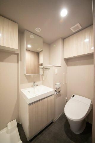 トイレ　落ち着いた色調のトイレです