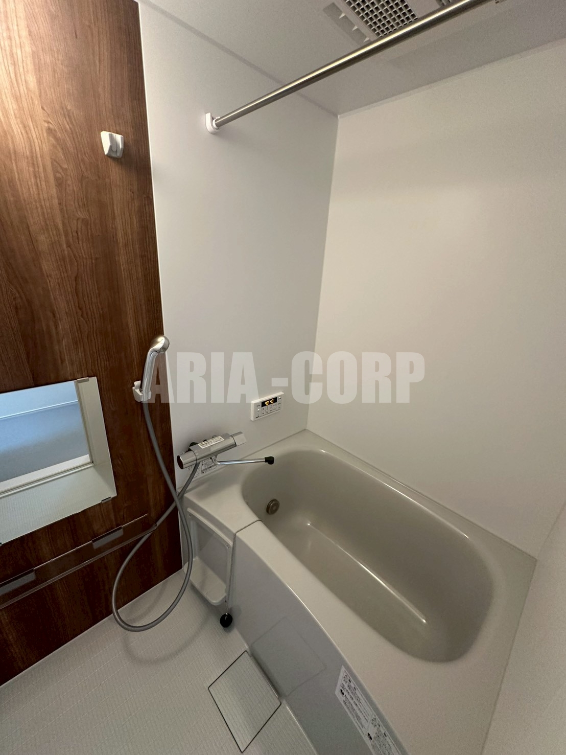 バス・シャワールーム　追焚き浴室乾燥付。カラーパネル採用でお洒落なバスルームです。