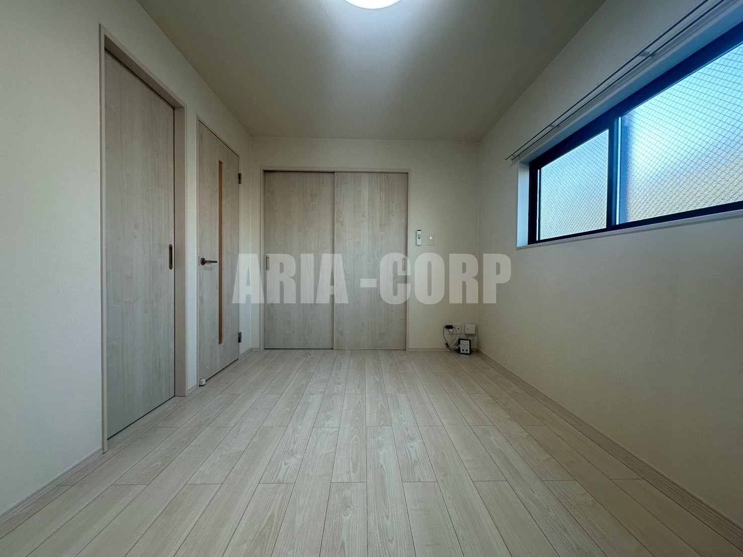 居室・リビング　白を基調としたお洒落なお部屋！奥行きたっぷりの空間です♪