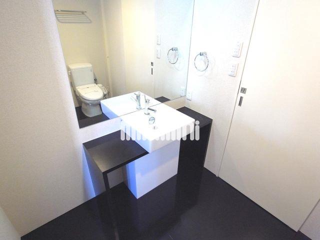 洗面設備　お洒落な独立洗面台です