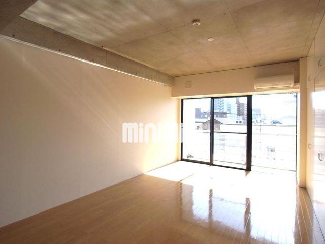 居室・リビング　窓が大きく陽射しが良く入るお部屋です