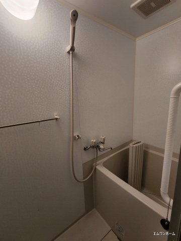 バス・シャワールーム　白基調の浴室