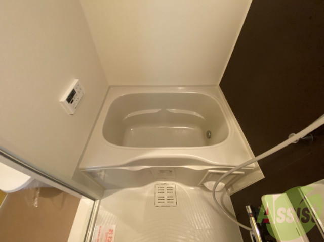 バス・シャワールーム　浴室は追炊機能付き。簡単操作で湯に浸かれますよ。