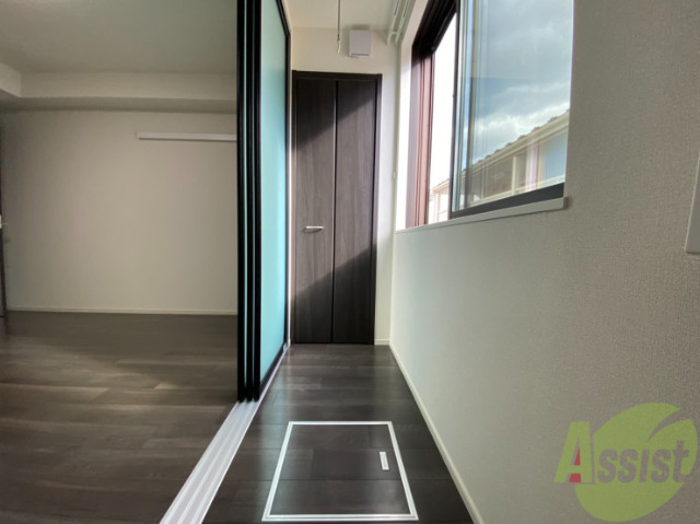 バルコニー　サンルームはクローゼット付きでガラスも防犯用なんですよ。