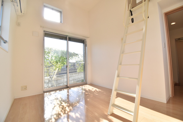 居室・リビング　★窓が多く風通しのいいお部屋です★