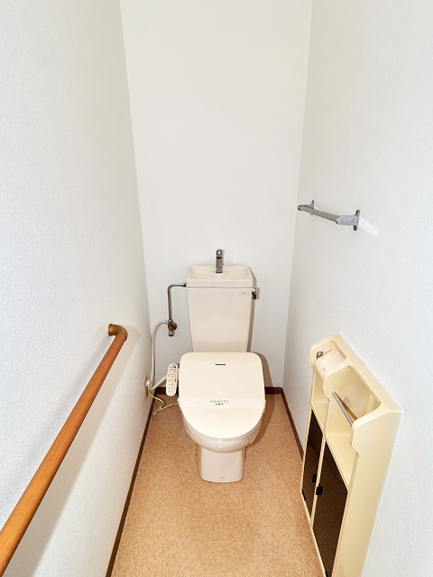 トイレ　温水洗浄便座を新設しました♪