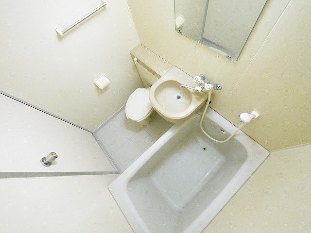 バス・シャワールーム　コンパクトで使いやすいお風呂です