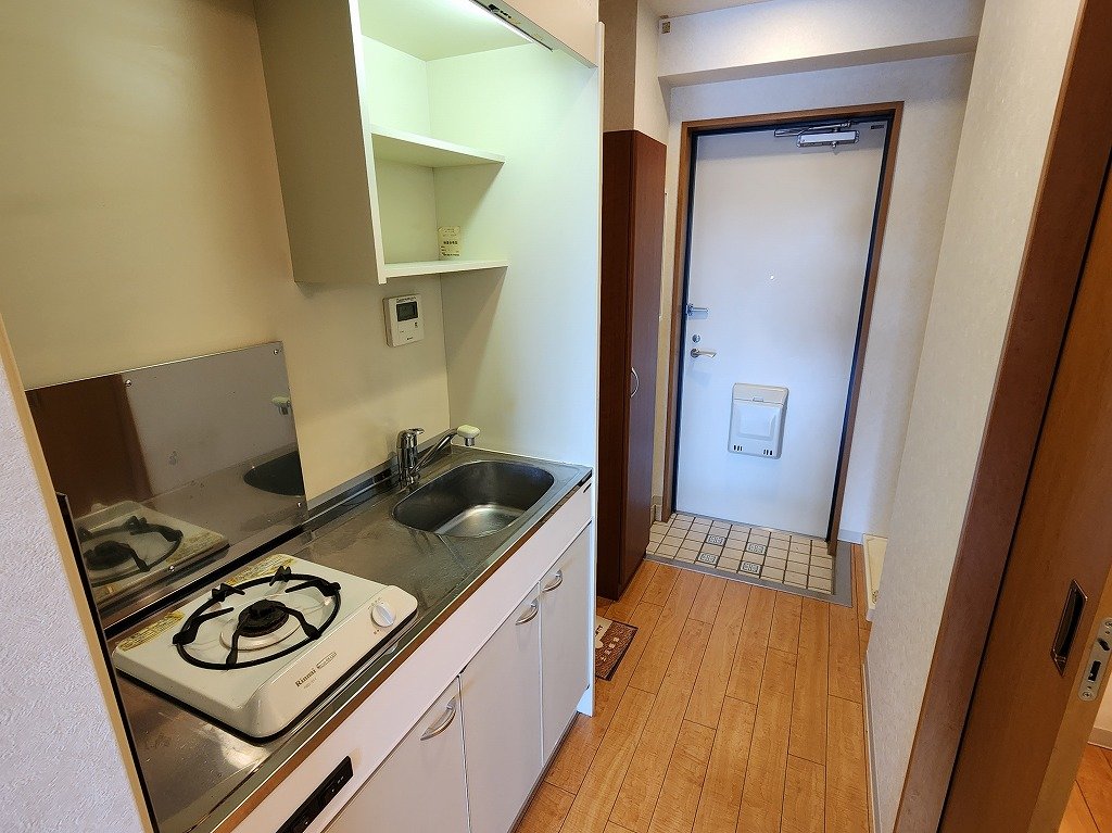 キッチン　調理台のあるガスキッチン　冷蔵庫置場あり