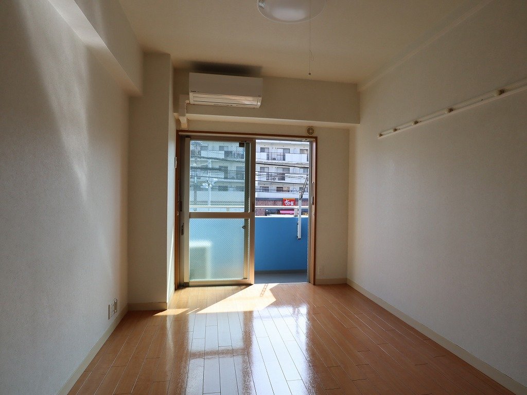 居室・リビング　前面棟なし明るく綺麗な室内　喫煙者契約不可