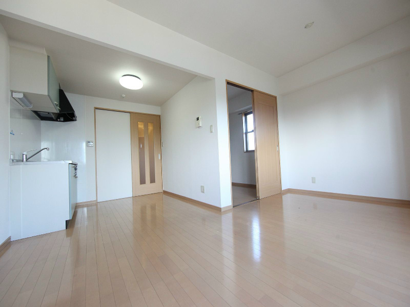 居室・リビング　ＬＤＫ13帖　洋室4.4帖とつなげても仕切っても使えます