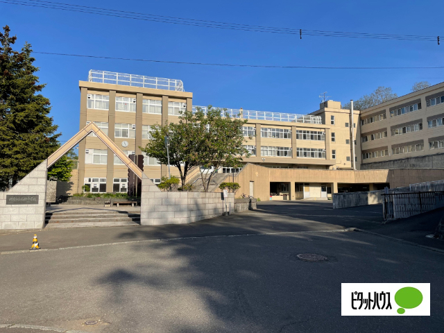 中学校　札幌市立稲穂中学校（中学校）まで1299m