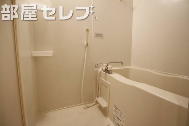 バス・シャワールーム　ゆったりバスタブ。