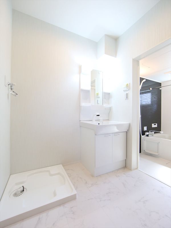 洗面設備　脱衣所　独立洗面台（シャンプードレッサー付）収納スペース有