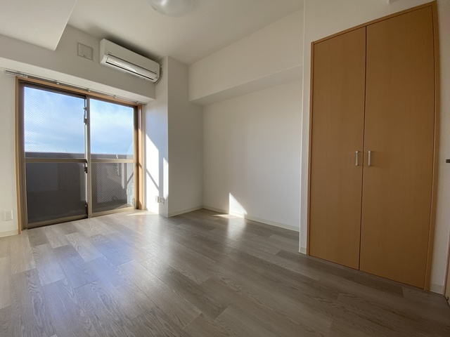 居室・リビング　白色基調の清潔感のあるお部屋です。