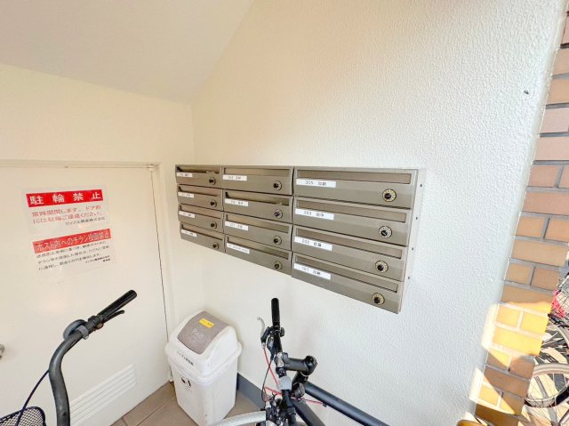 ロビー　ロビーにある各部屋毎のメールボックス。