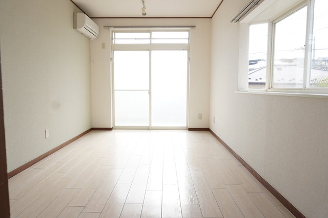 居室・リビング　出窓付き２面採光のお部屋です☆