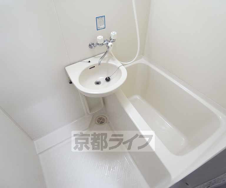 バス・シャワールーム　清潔感のあるお風呂ですね。