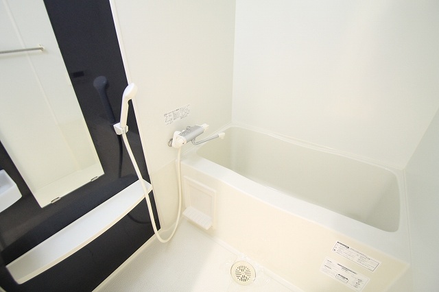 バス・シャワールーム　広い浴槽きれいです。