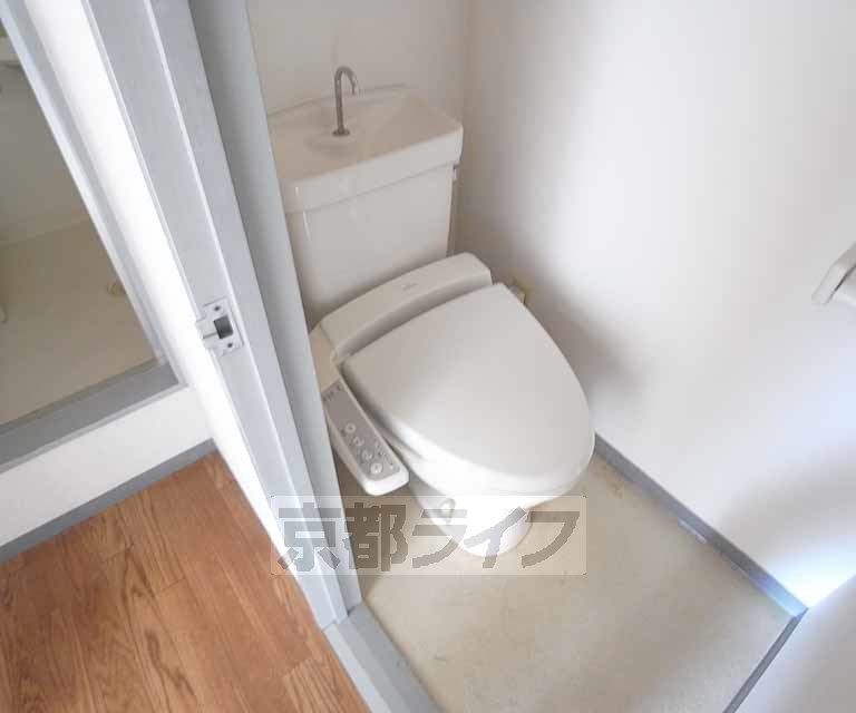 トイレ　ウォシュレットつきです。