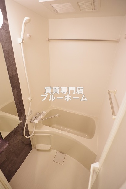 バス・シャワールーム　浴室乾燥付きバス！