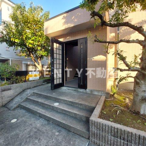 エントランス　落ち着いたエントランスです