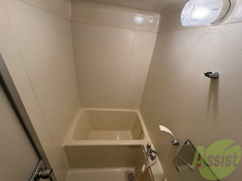 バス・シャワールーム　浴槽が広いので日々の疲れも癒されますね。