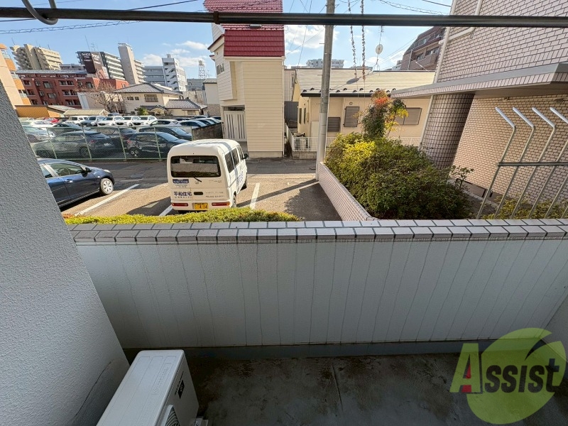 バルコニー　バルコニーが広く物干しがあるので洗濯物も干せます。