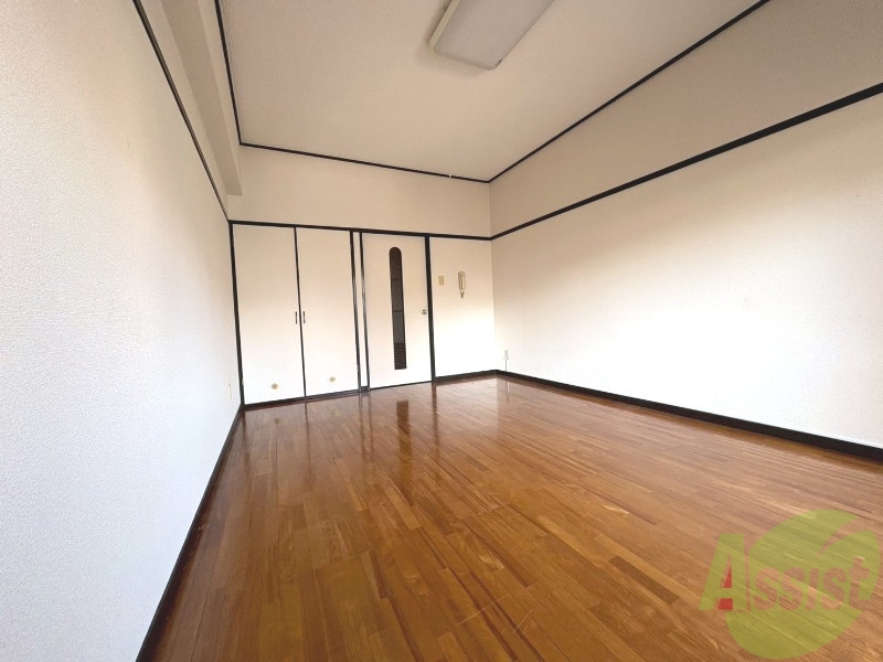 居室・リビング　８．５帖の洋室と広くお部屋を広く使えます。