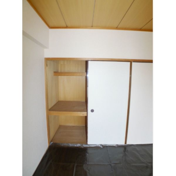 収納　奥行のある押入れ