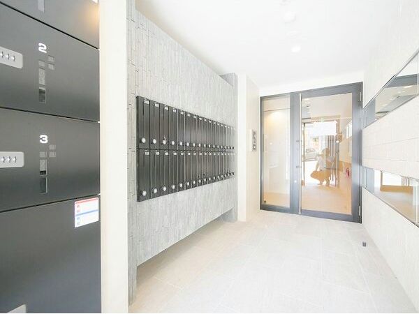 ロビー　便利な宅配ボックス付き！日中不在にしがちな方におすすめです！