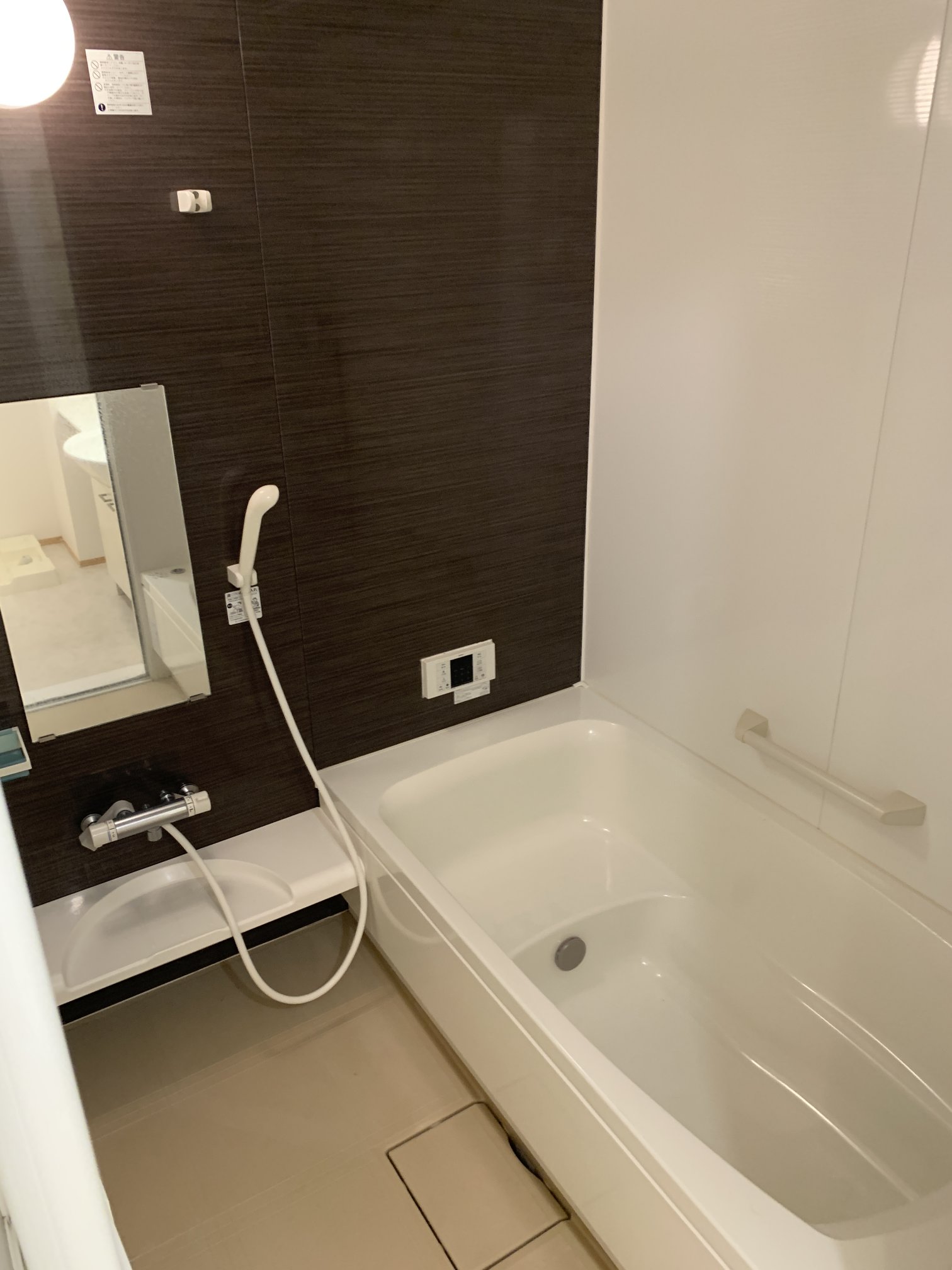 バス・シャワールーム　１坪タイプのお風呂で足をゆったり伸ばして入れますよ