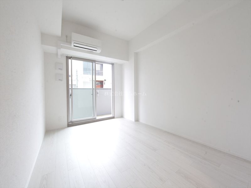 バルコニー　洋室8帖　エアコン付　収納充実　バルコニーに面しています