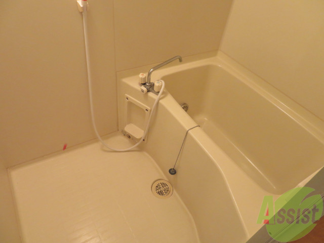 バス・シャワールーム　浴室はゆったりと浸かれるサイズ感になっています。