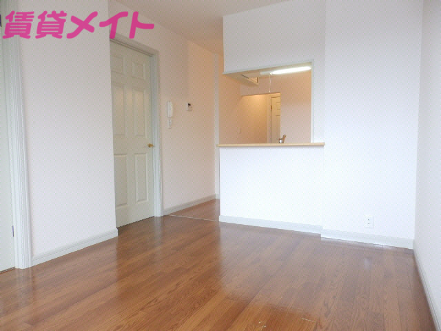 居室・リビング　同物件別室画像