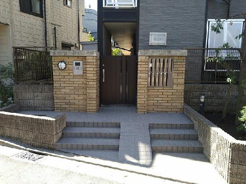 エントランス　オートロックゲート付き