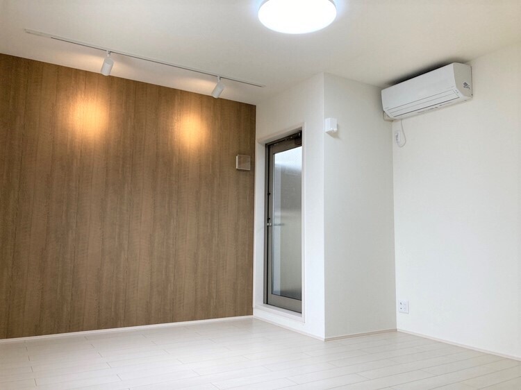 居室・リビング　エアコン付きで快適に過ごせます♪