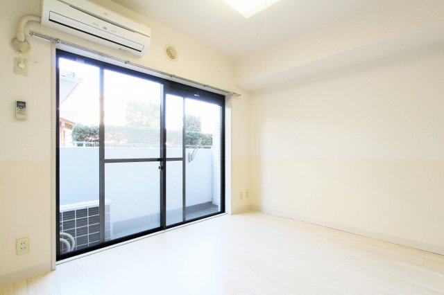 居室・リビング　参考写真（同物件別部屋）