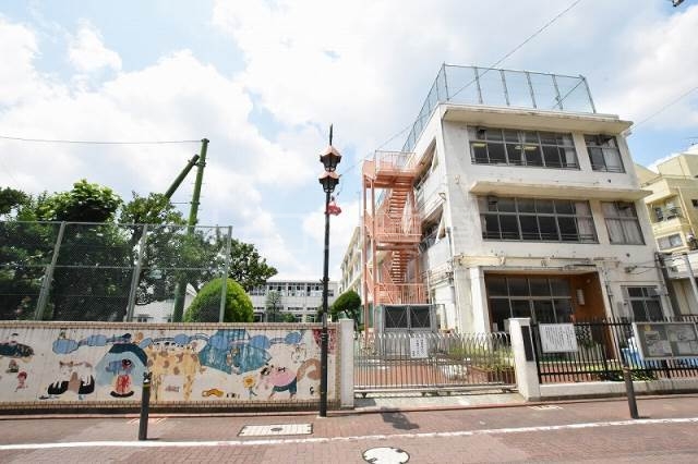 小学校　入新井第四小学校（小学校）まで520m