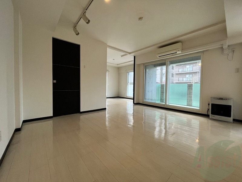 居室・リビング　リビングは白を基調としていて明るい印象ですね！