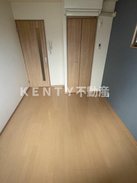 その他部屋・スペース　落ち着いた色調の寝室です