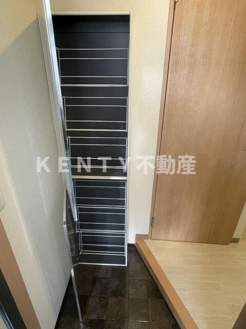 その他設備　玄関横シューズボックス有り