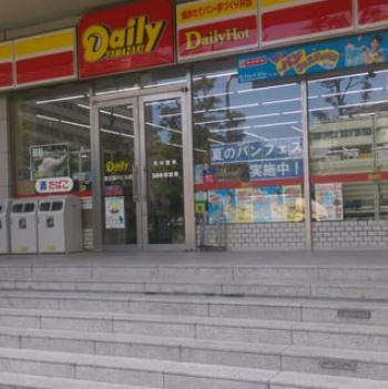 コンビニ　デイリーヤマザキ京王品川ビル店（コンビニ）まで698m